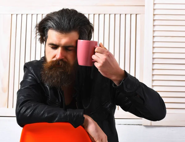 Brutal caucasien hipster tenant tasse ou tasse — Photo