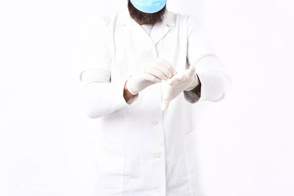 Ανδρικά χέρια γιατρού που φοράει ιατρικά γάντια — Φωτογραφία Αρχείου