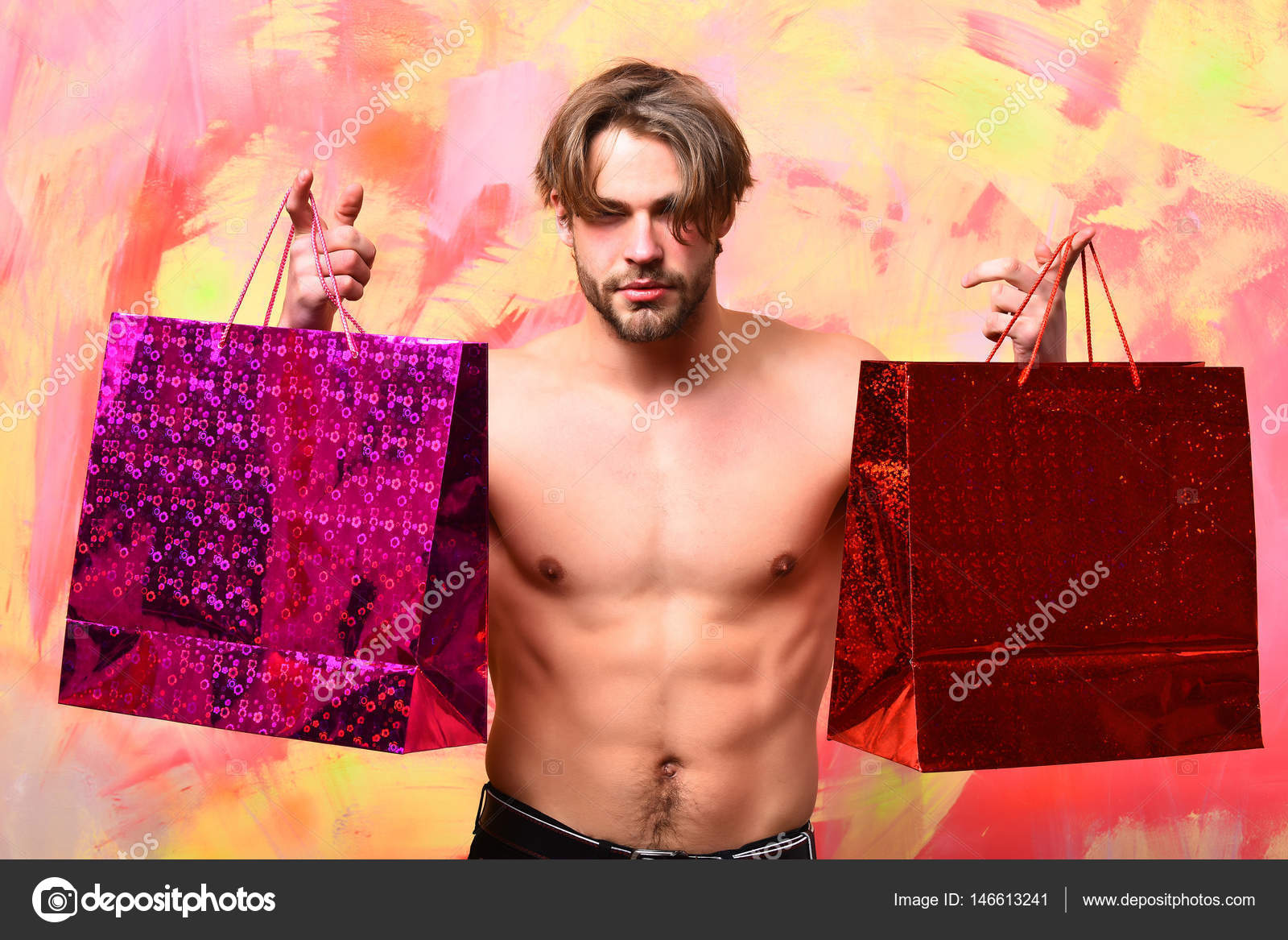 白人ひげを生やしたセクシーな機械男が赤いパッケージやバッグを持っている ストック写真 C Stetsik 白人ひげを生やしたセクシーな機械男が赤いパッケージやバッグを持っている ストック写真 C Stetsik