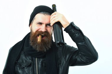 Sakallı, Kafkas hippisi elinde şişe, puro içiyor.