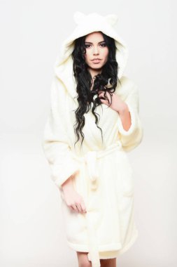 Bej kadife bornozla poz veren seksi kız