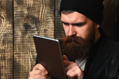 Sakallı, Kafkas hippisi, elinde tablet.