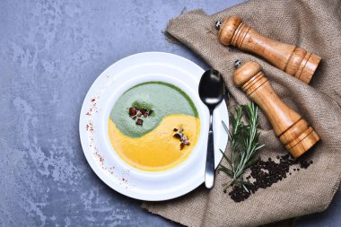 Ispanak ve biberiye ve biber kabak krem çorbası