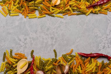 Renkli düdük makarna serin biber ve sarımsak ile