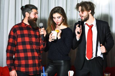 Karaoke partisinde kutlama yapan mutlu arkadaşlar