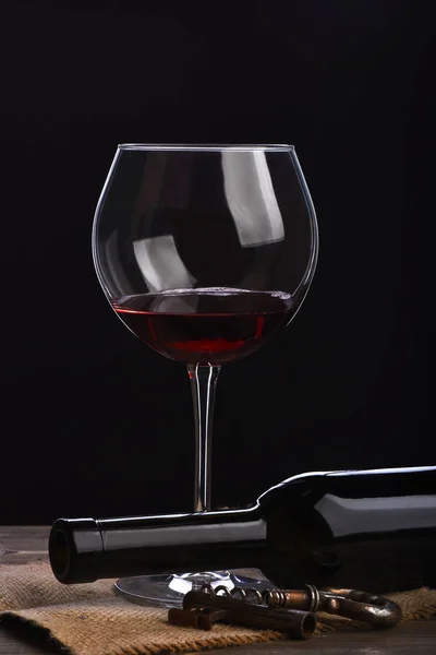 Wineglass-üveg, dugóhúzó, a fából készült asztal ezerkétszázhatvan szalvéta — Stock Fotó