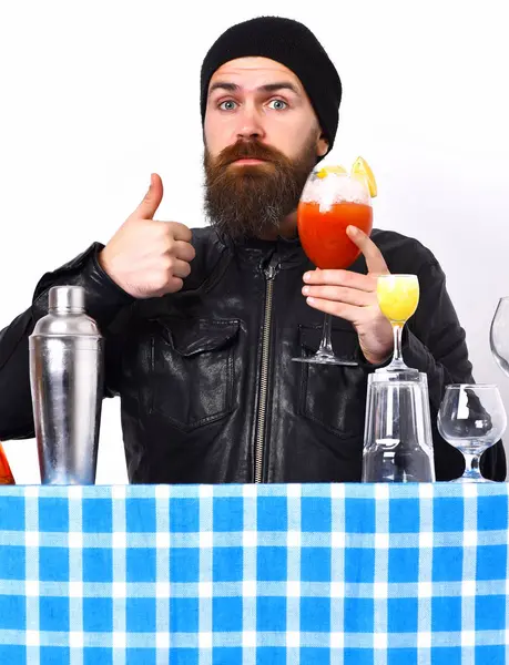 Brutális kaukázusi hipszter alkoholtartalmú italokkal vagy friss koktéllal — Stock Fotó