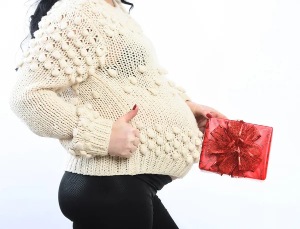 Vrouwelijke handen van zwangere vrouw houden aanwezig of geschenk — Stockfoto