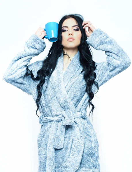 Сексуальна дівчина позує в синьому велюровому халаті з чашкою — стокове фото