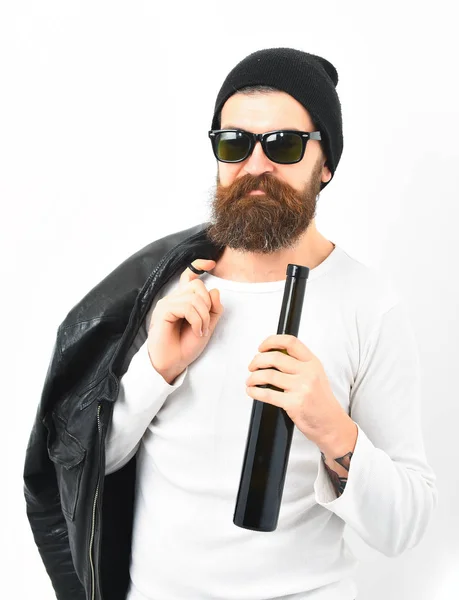 Бородатий жорстокий білий хіпстер тримає пляшку — стокове фото