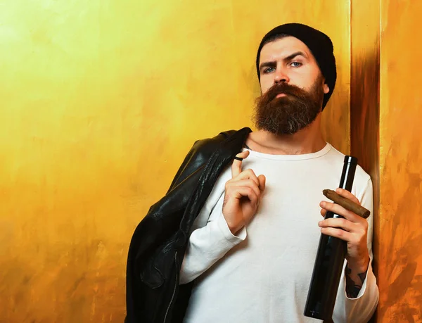 Baard brutale Kaukasische hipster holding fles en roken sigaar — Stockfoto