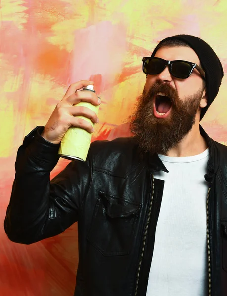 Brutalny, biały hipster trzymający farbę w sprayu — Zdjęcie stockowe