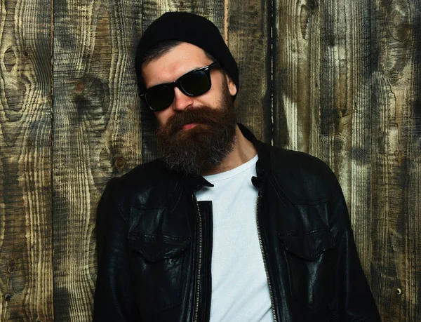 Barbu brutal caucasien hipster dans lunettes — Photo