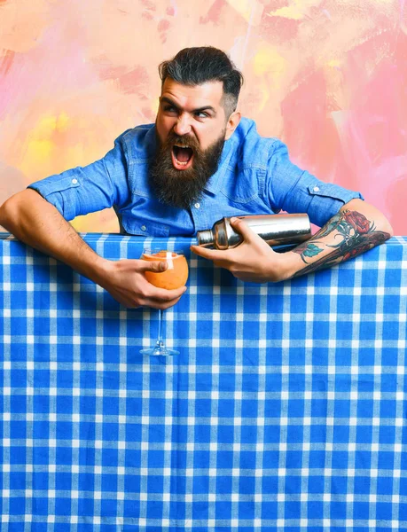 Brutal caucásico hipster haciendo tropical alcohol fresco cóctel — Foto de Stock