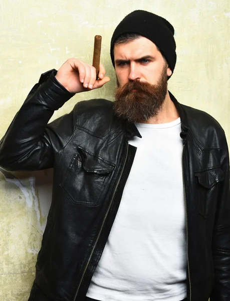 Barbudo brutal caucasiano hipster fumar charuto — Fotografia de Stock
