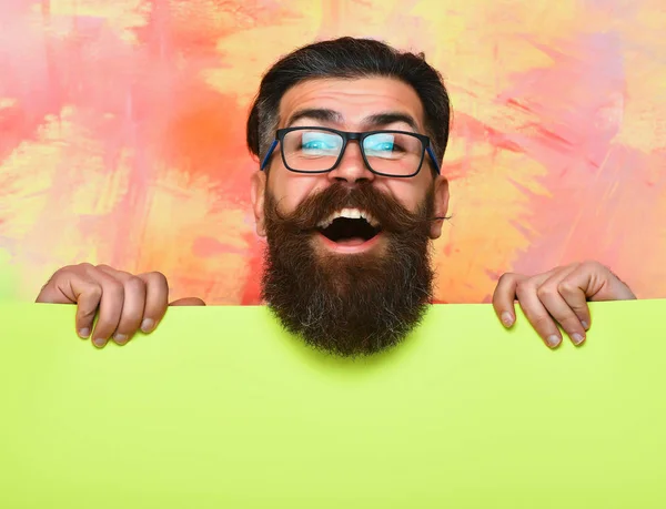 Hombre barbudo con cara feliz en gafas sobre fondo colorido — Foto de Stock