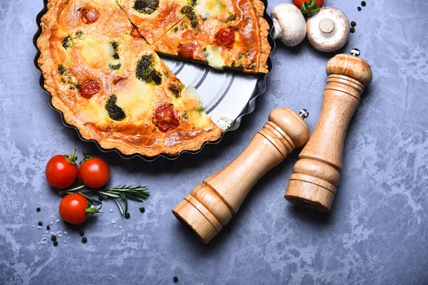 Pizza o torta di verdure con scatola di peperoni e saliera, pomodorini — Foto Stock