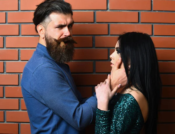 Man met baard en vrij sexy vrouw met sigaar — Stockfoto