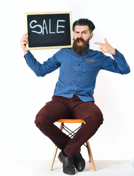 Bearded man, brutal caucasian hipster with moustache holding sale inscription — Stock Photo, Image