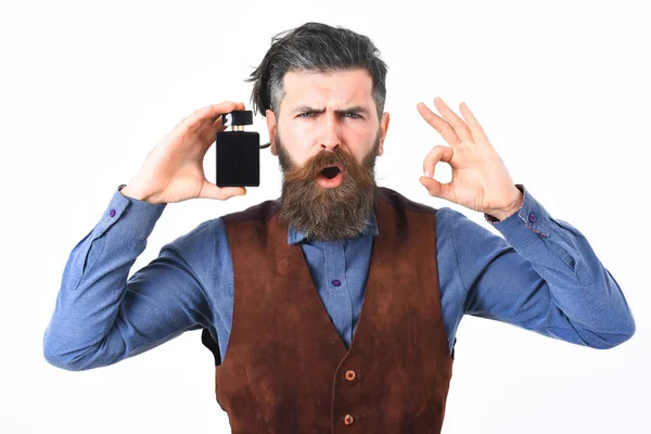Man met baard met parfum met verbaasd gezicht — Stockfoto
