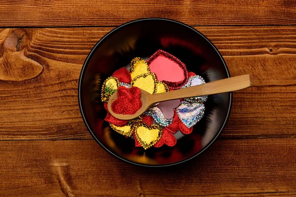Valentýnská dekorace s barevnými srdci v talíři — Stock fotografie