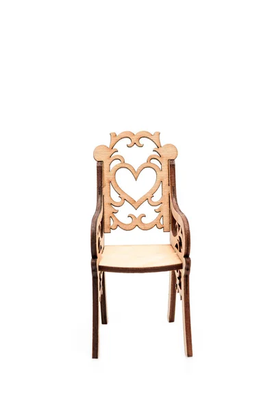 Cadeira de madeira decorativa com coração isolado em branco — Fotografia de Stock