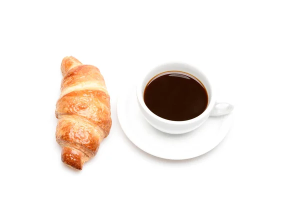 Croissant fresco e xícara de café isolado em fundo branco — Fotografia de Stock