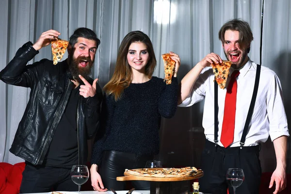 Happy přátelé jíst chutné pizza plátky s palec nahoru gesta — Stock fotografie