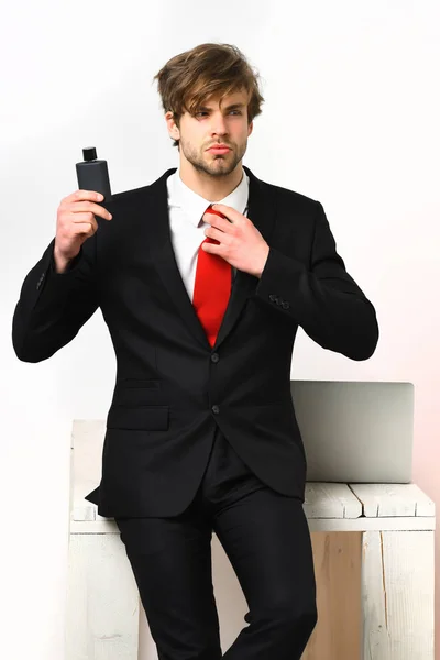 Caucasien élégant homme d'affaires posant avec du parfum — Photo