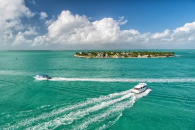 Key West, Florida yeşil ada tarafından yüzen turistik yatlar