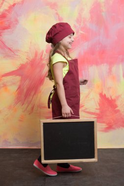 küçük mutlu kız Şef şapkalı, önlük ile yazı tahtası