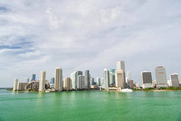 Vista aérea de los rascacielos de Miami con cielo azul nublado, vela de barco —  Fotos de Stock