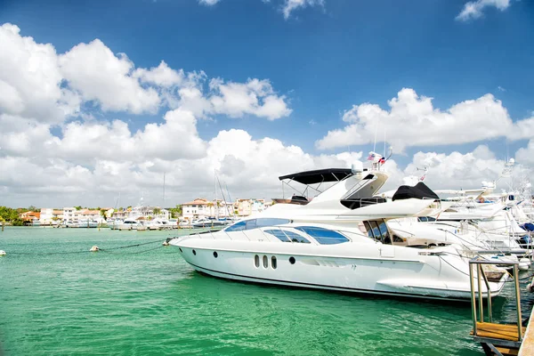 Bulutlu gökyüzü ile koyda yatlar