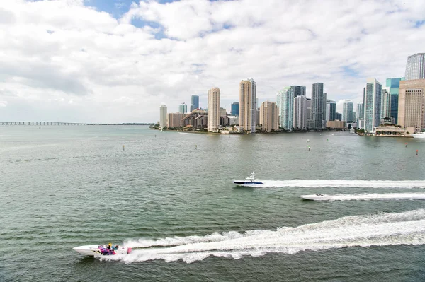 Повітряний вид хмарочосів Маямі з блакитним хмарним небом, вітрило на човні. — стокове фото