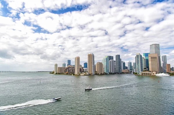 Vista aérea de arranha-céus de Miami com céu azul nublado, vela de barco — Fotografia de Stock
