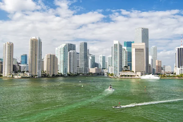 Widok z lotu ptaka z Miami drapacze chmur z błękitnym niebem, żagiel łodzi — Zdjęcie stockowe