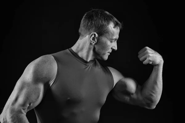 Guapo culturista hombre con entrenamiento muscular en el gimnasio —  Fotos de Stock