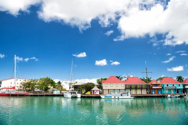 Roztomilý domy s jachtou, loď v přístavu, St. John, Antigua — Stock fotografie