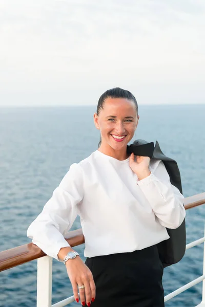 Mujer de negocios bonita o chica linda feliz en la cubierta del barco — Foto de Stock