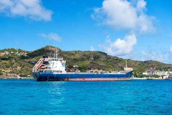 Grote blauwe vrachtschip in Franse eiland fjord, St.Barts — Stockfoto