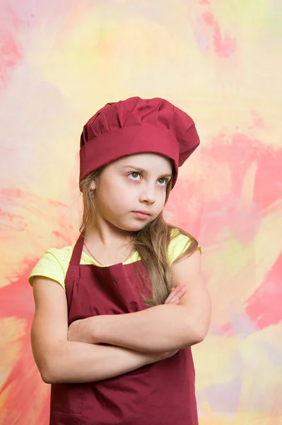 작은 여자 요리사 모자와 앞치마에 심각한 얼굴로 — 스톡 사진
