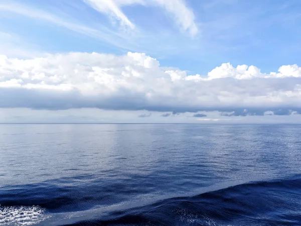 Красивий морський пейзаж з океаном, морською водою і блакитним небом — стокове фото