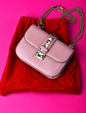 küçük bayanlar kırmızı etek ile pembe çanta deri