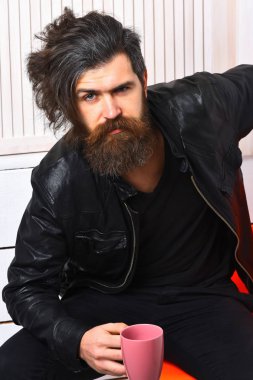 Kafkasyalı vahşi hippi elinde bardak ya da kupa tutuyordu.