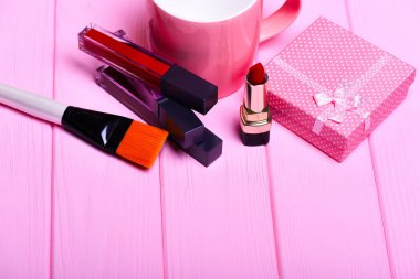 çeşitli kozmetik: ruj, fırça, mevcut kutu ve Kupası