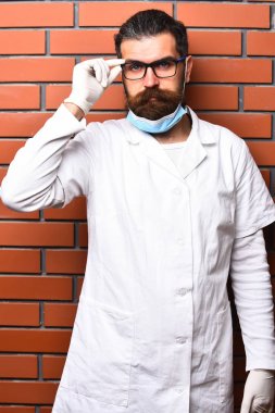 Kaba sakallı Kafkas doktor ya da eldivenli lisansüstü öğrencisi