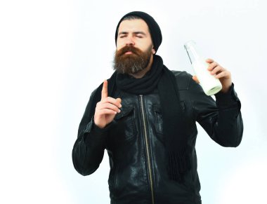 Sakallı, beyaz tenli hippi elinde cam süt kavanozu tutuyordu.