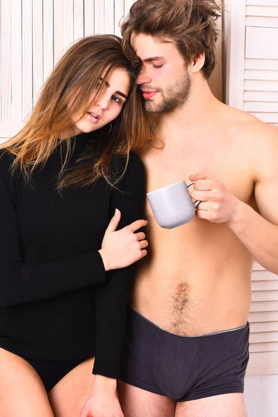Ett par skäggiga man med söt sexig tjej som håller kopp — Stockfoto