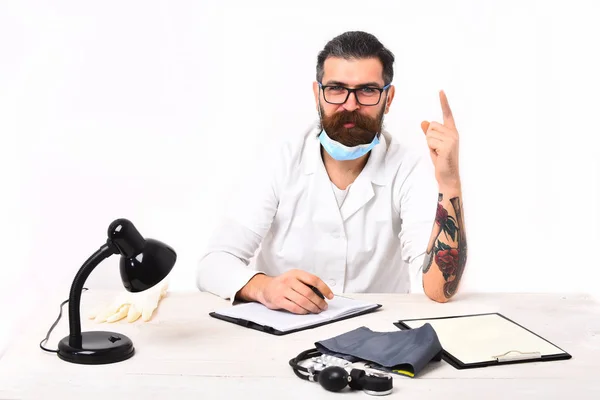 Barbu caucasien médecin assis à la table — Photo