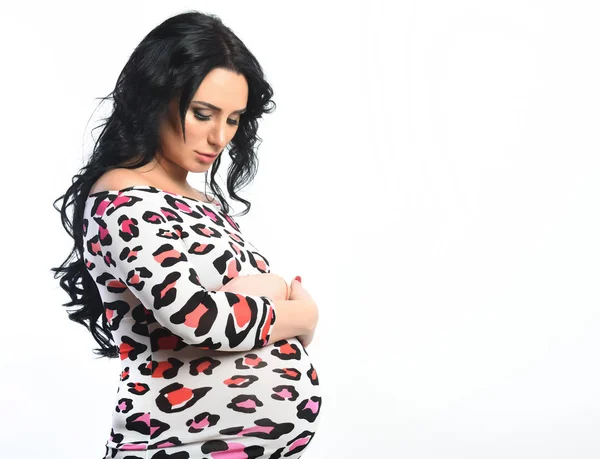 Ganska söt gravid kvinna smeker hennes mage — Stockfoto